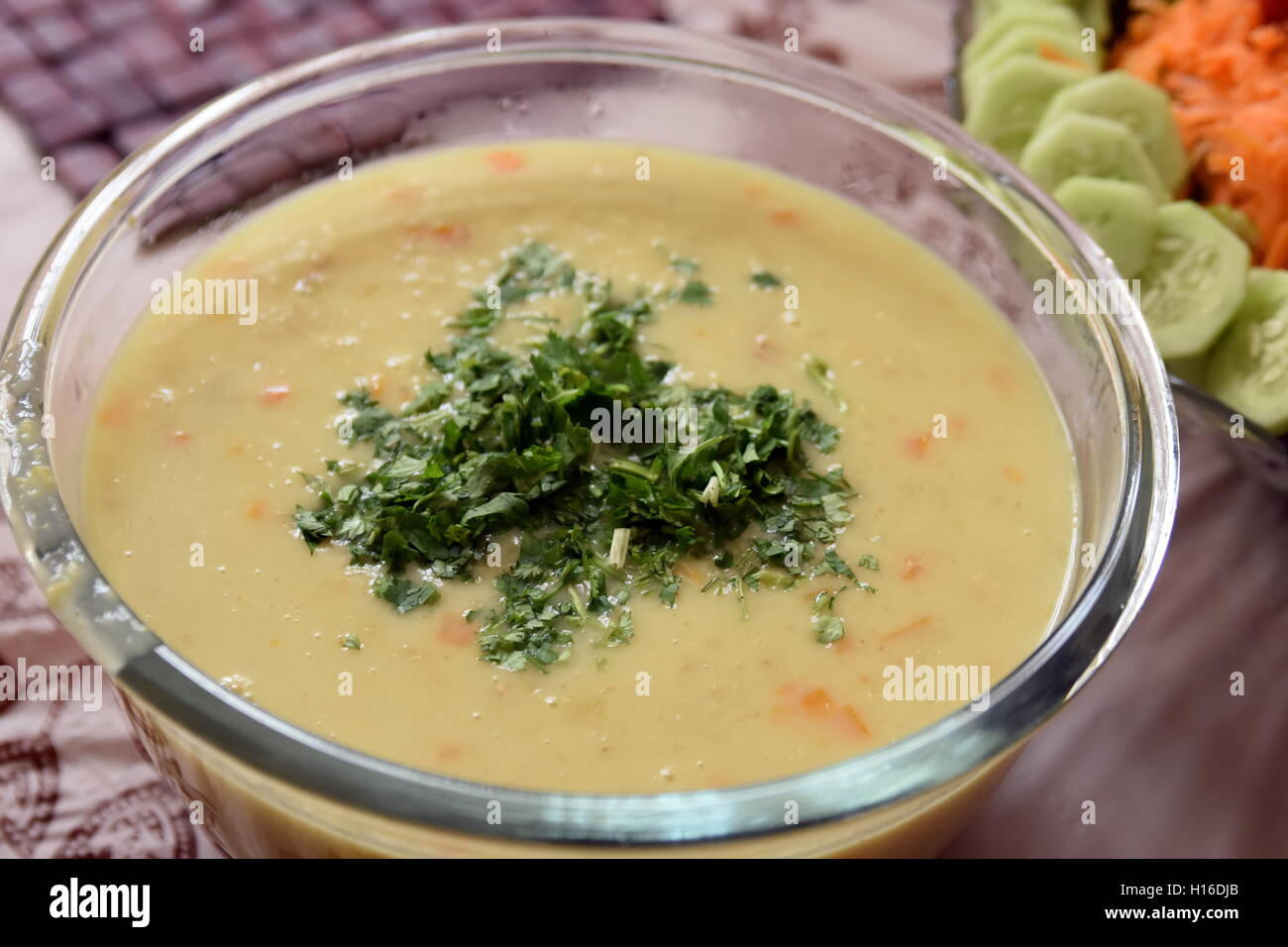 Cucina iraniana con lasagne e insalata mista Foto Stock