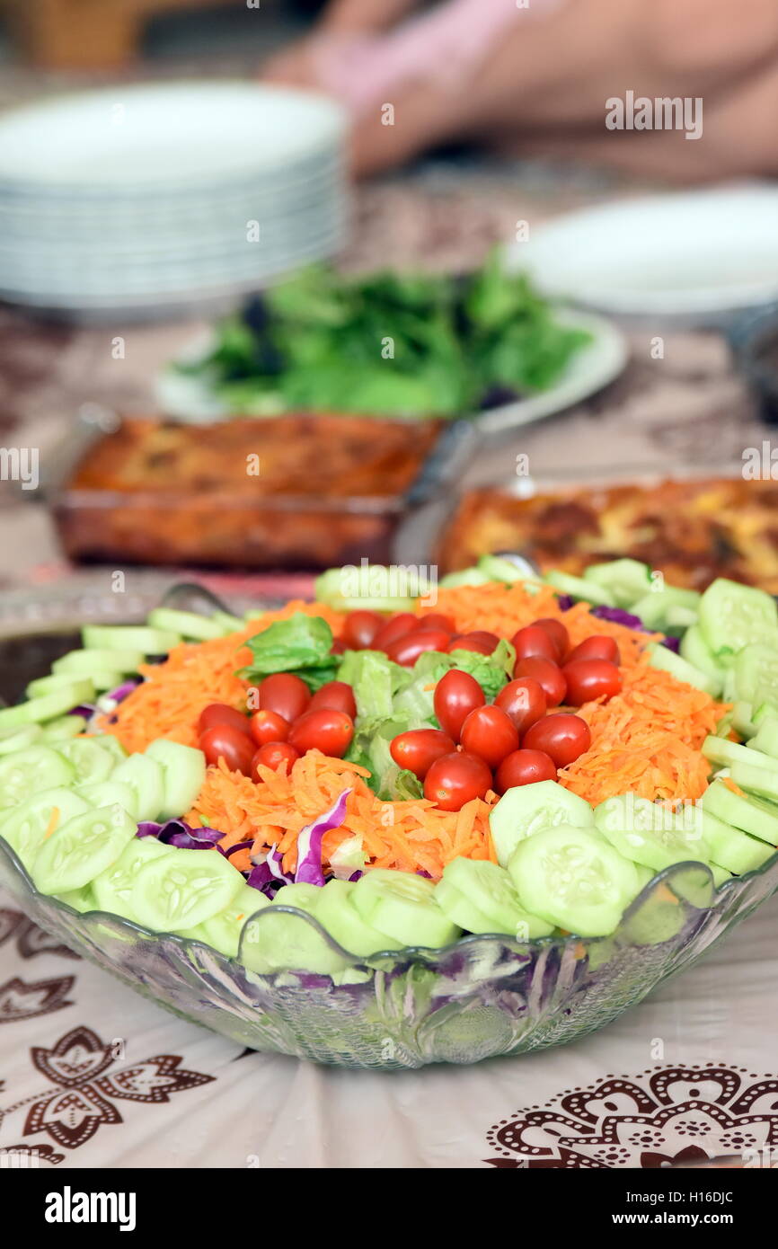 Cucina iraniana con lasagne e insalata mista Foto Stock