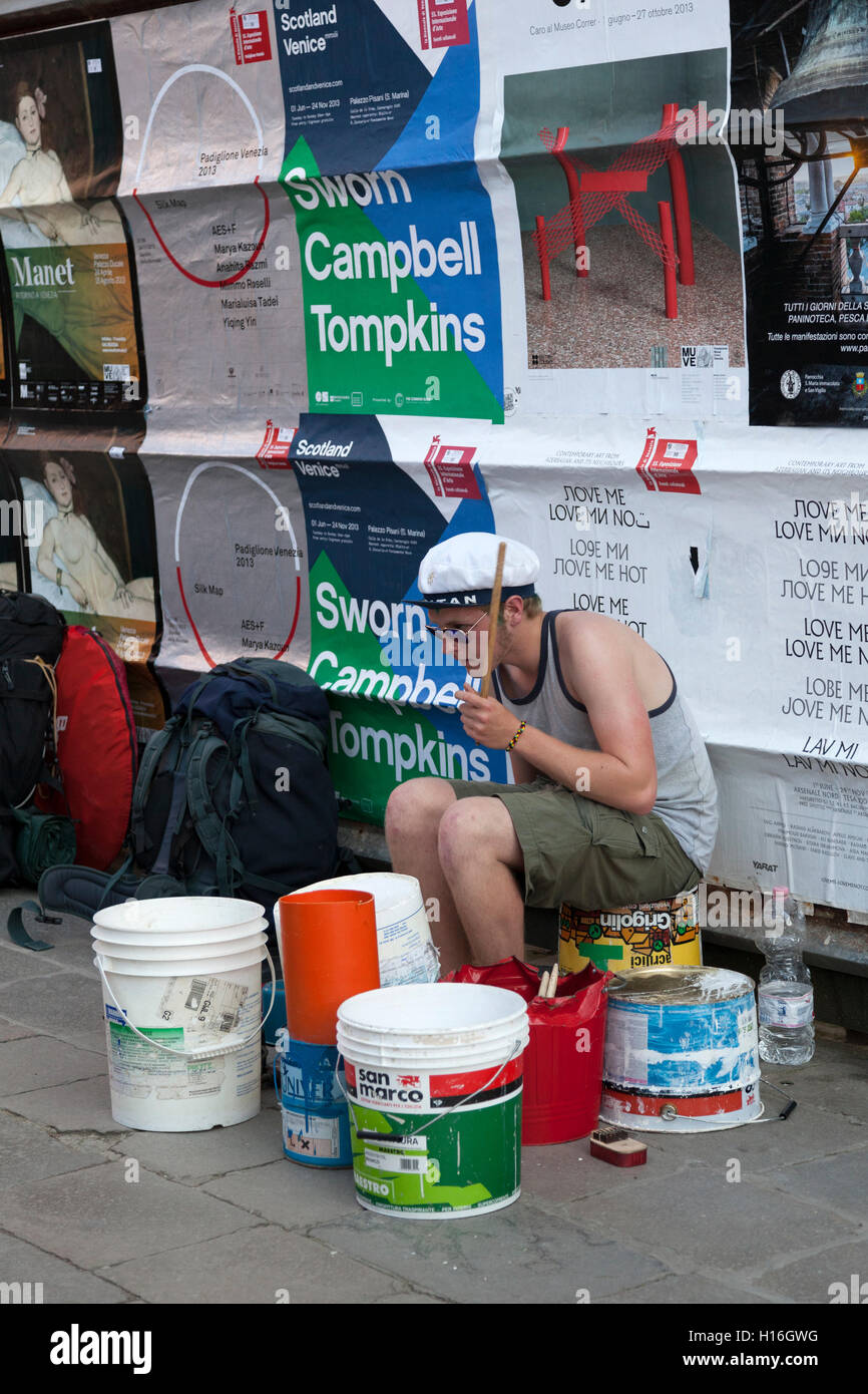 Un giovane street percussionista di eseguire a Venezia, vicino al ponte dell'Accademia (Italia). Musicien batteur des rues à Venise. Foto Stock