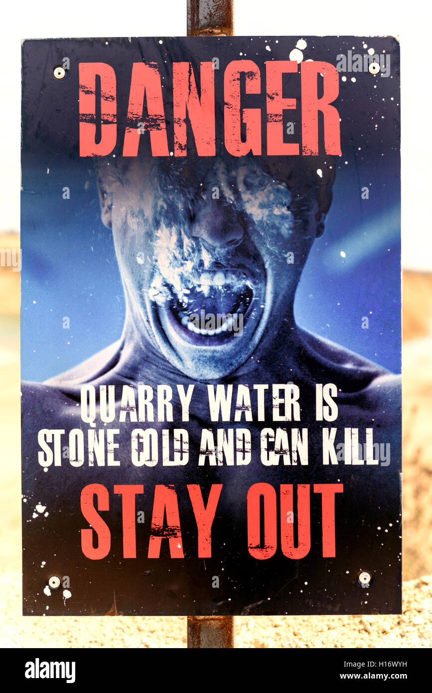 Acqua fredda uccide il segnale di avvertimento in corrispondenza di una cava locale che mostra un uomo annegamento in acqua fredda Foto Stock