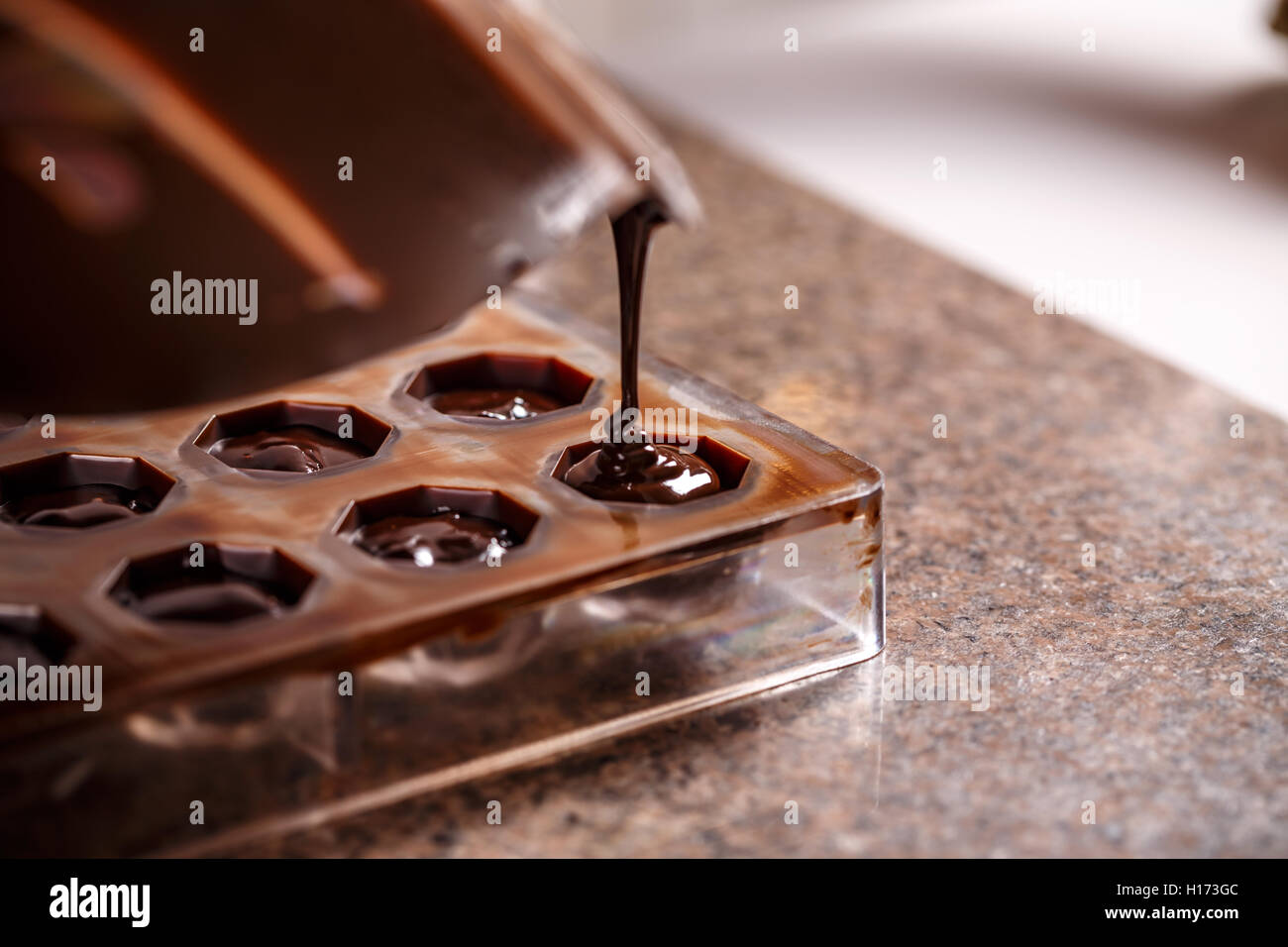 Fare in casa i dolci praline di cioccolato, in forme Foto Stock