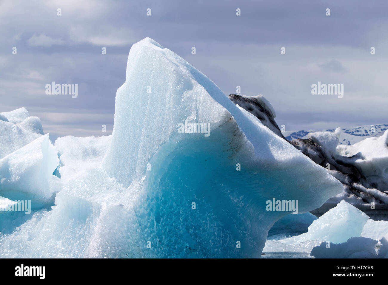 Vento e Acqua iceberg scolpito a Jokulsarlon laguna glaciale Islanda Foto Stock