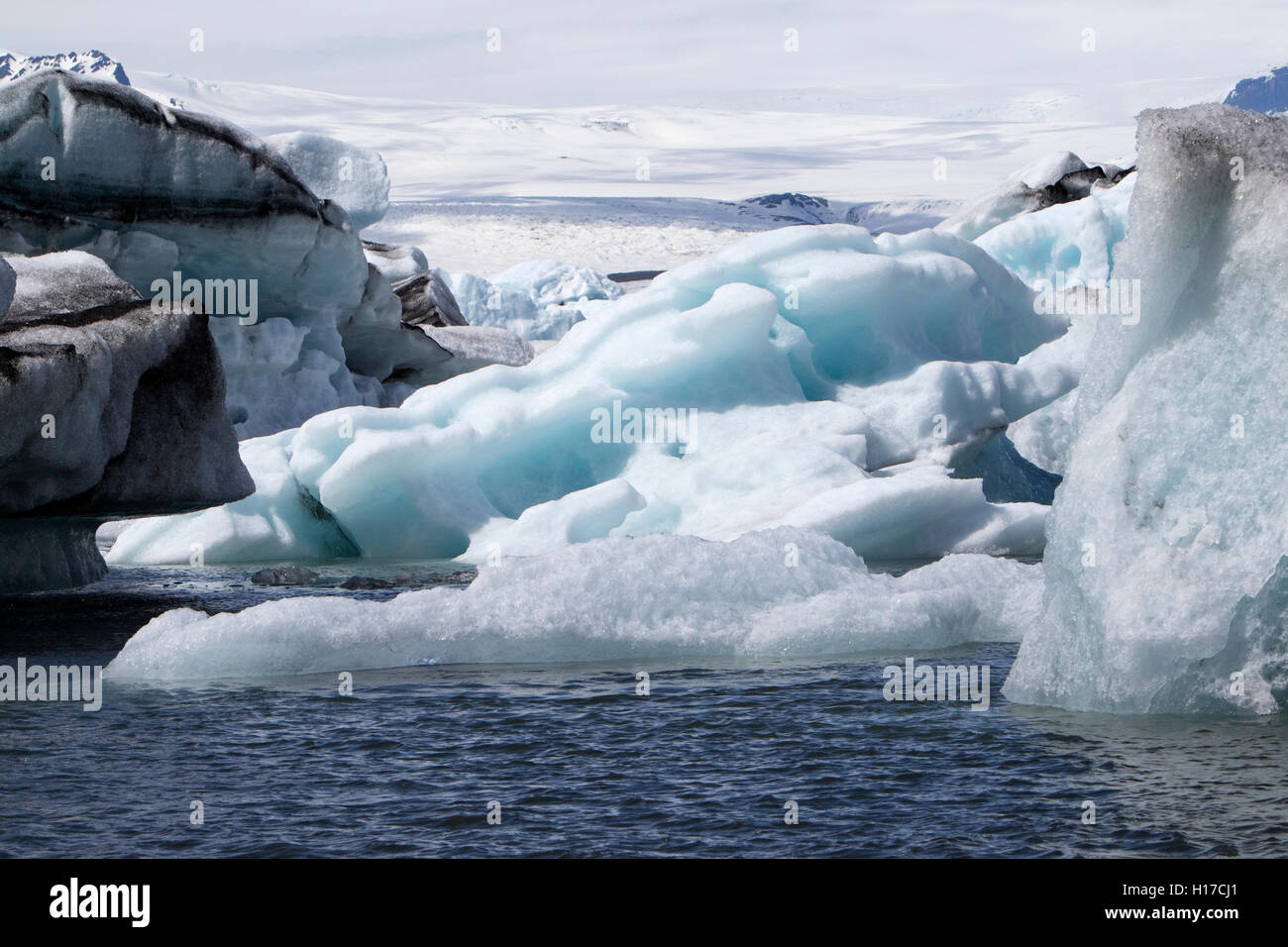 Iceberg di varie età Jokulsarlon laguna glaciale e Breiðamerkurjökull ghiacciaio Vatnajokull in Islanda Foto Stock