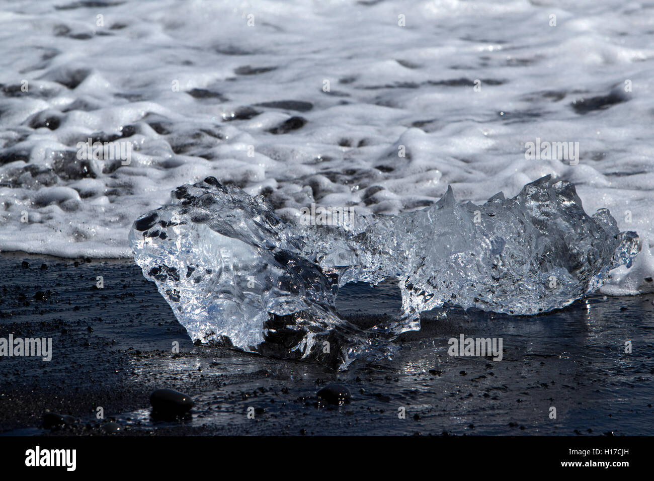 Il ghiaccio lavato fino sulla sabbia nera spiaggia di diamante a jokulsarlon Islanda Foto Stock