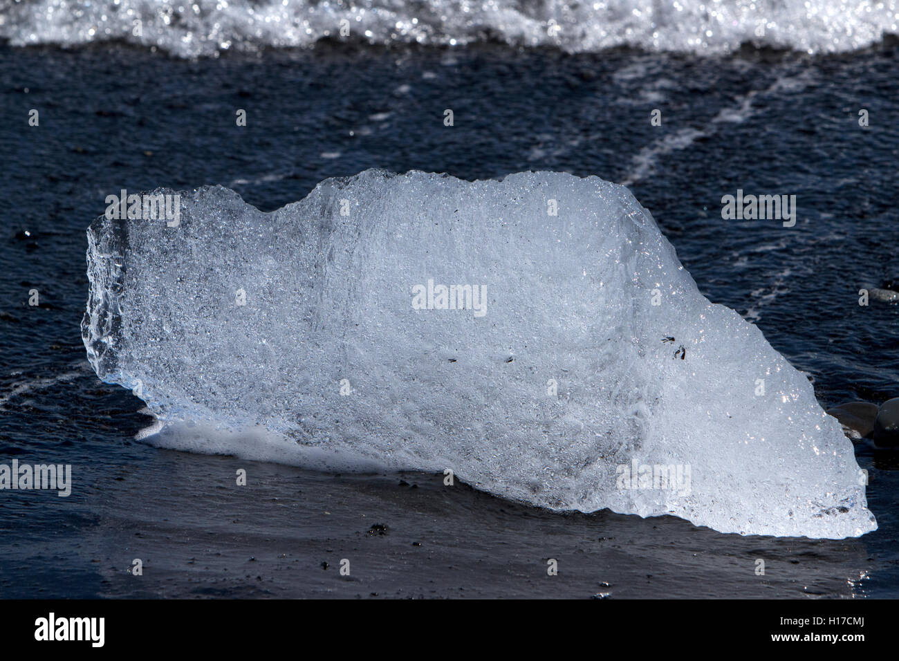 Il ghiaccio lavato fino sulla spiaggia di sabbia nera a jokulsarlon Islanda Foto Stock