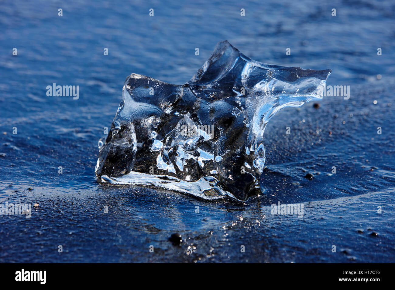 Il ghiaccio lavato fino sulla sabbia nera spiaggia di diamante a jokulsarlon Islanda Foto Stock