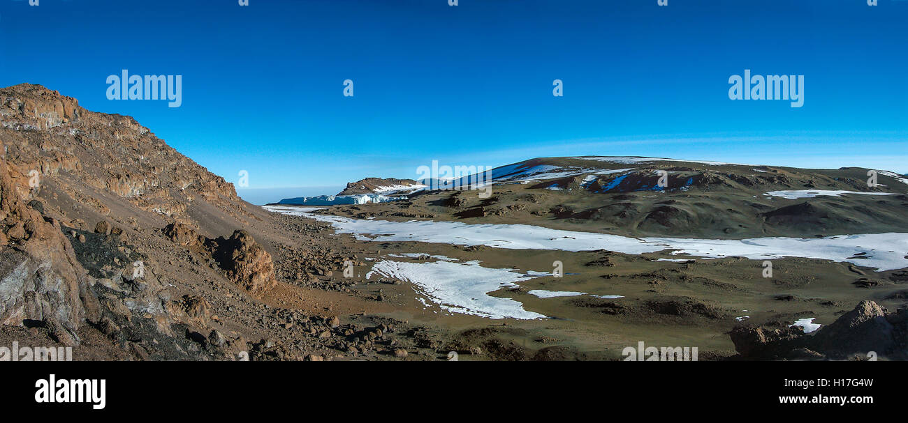 Panorama di Kilimanjaro, vertice (sinistra) e il pavimento del cratere con cono di cenere, Tanzania Foto Stock