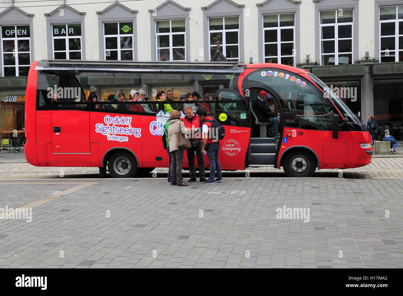 Red sightseeing bus nella città di Bergen, Norvegia Foto Stock