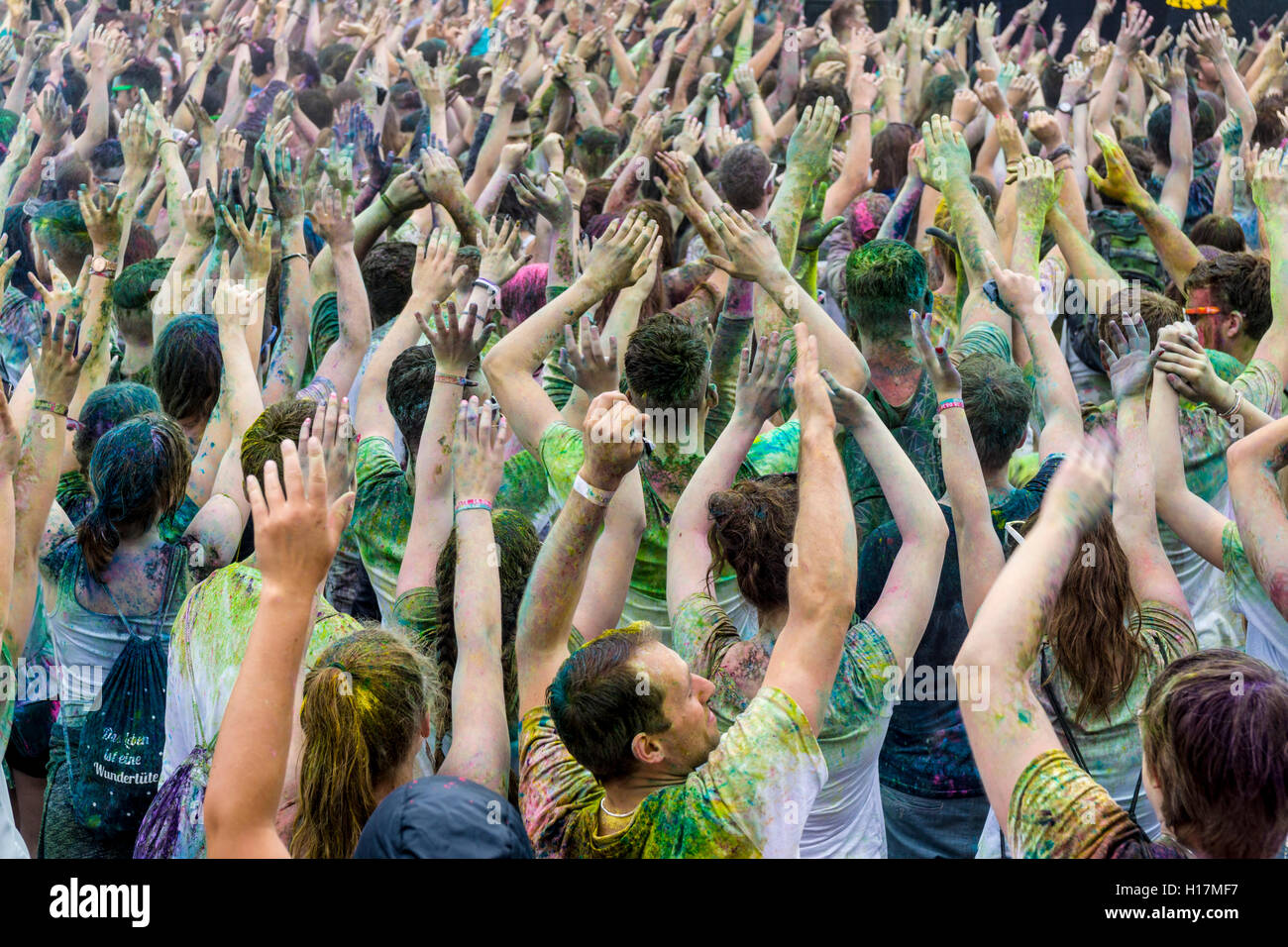 Migliaia di giovani donne e uomini stanno alzando le braccia al colorato Holi festival, Dresda, Sassonia, Germania Foto Stock