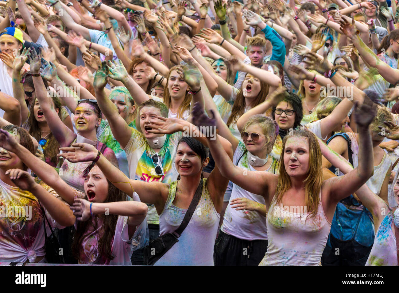 Migliaia di giovani donne e uomini stanno alzando le braccia al colorato Holi festival, Dresda, Sassonia, Germania Foto Stock