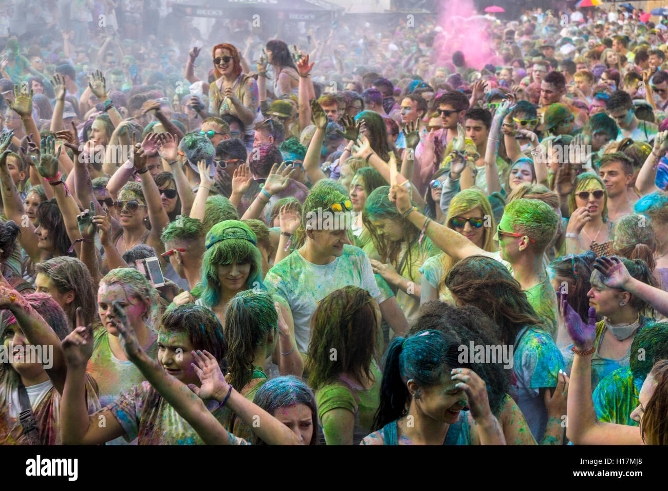 Migliaia di giovani donne e uomini stanno alzando le braccia al colorato Holi festival, Dresda, Sassonia, Germania Foto Stock