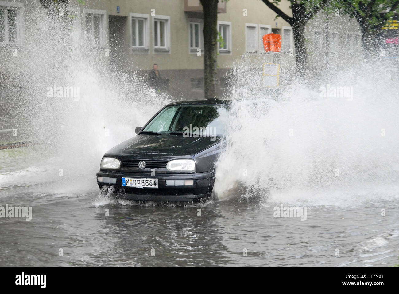 FFS070527D-78 M uenchen, Ramersdorf Wetter: Ueberschwemmte Strasse nach Unwetter. Copyright/Bildrechte: Fuoco Foto - T h o m a Foto Stock