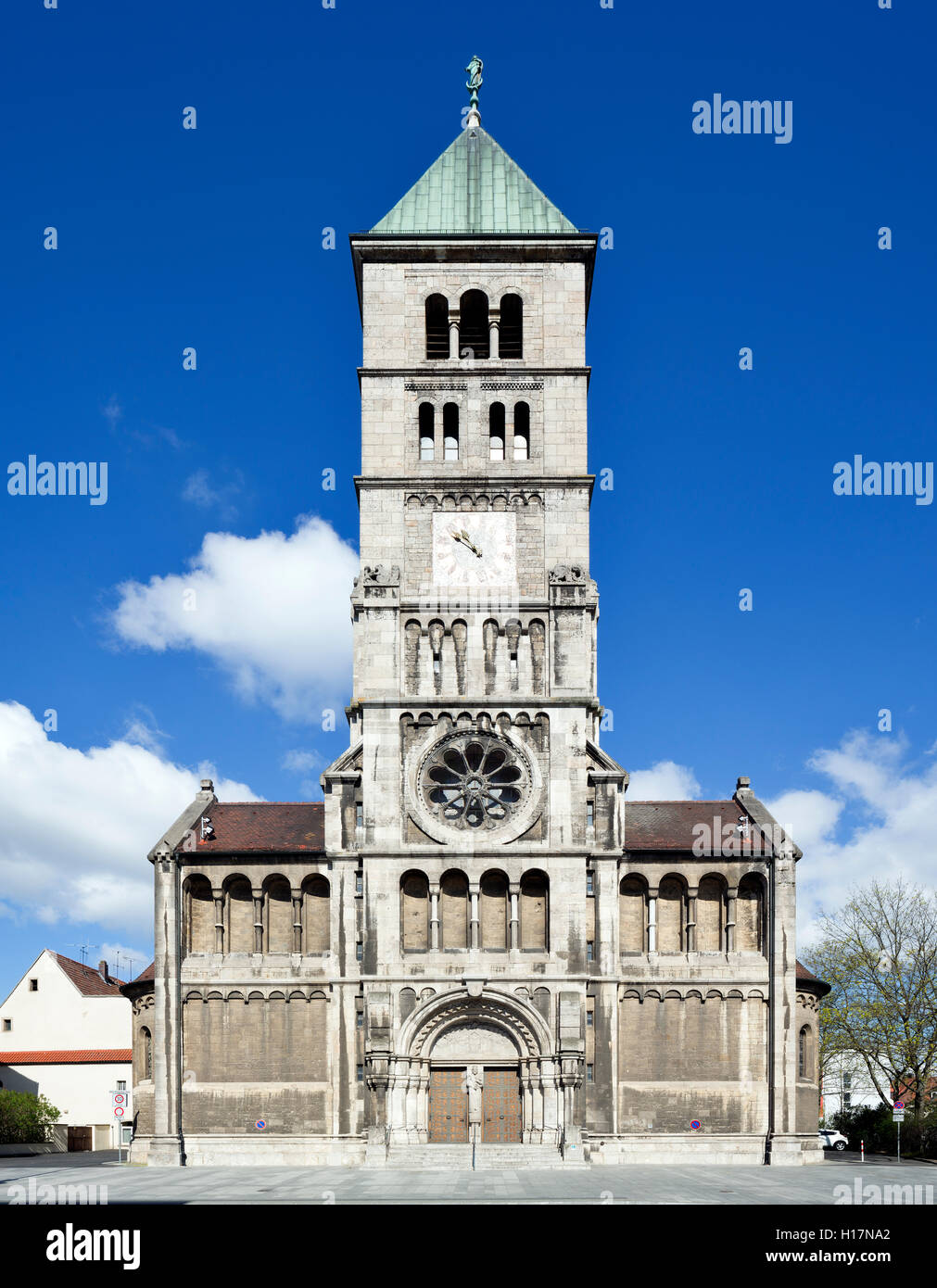 Katholische Pfarrkirche Heilig Geist in Schweinfurt, erbaut 1897-1902 nach Plänen von Anton Leipold. Der Fassadenturm wurde 1911 Foto Stock