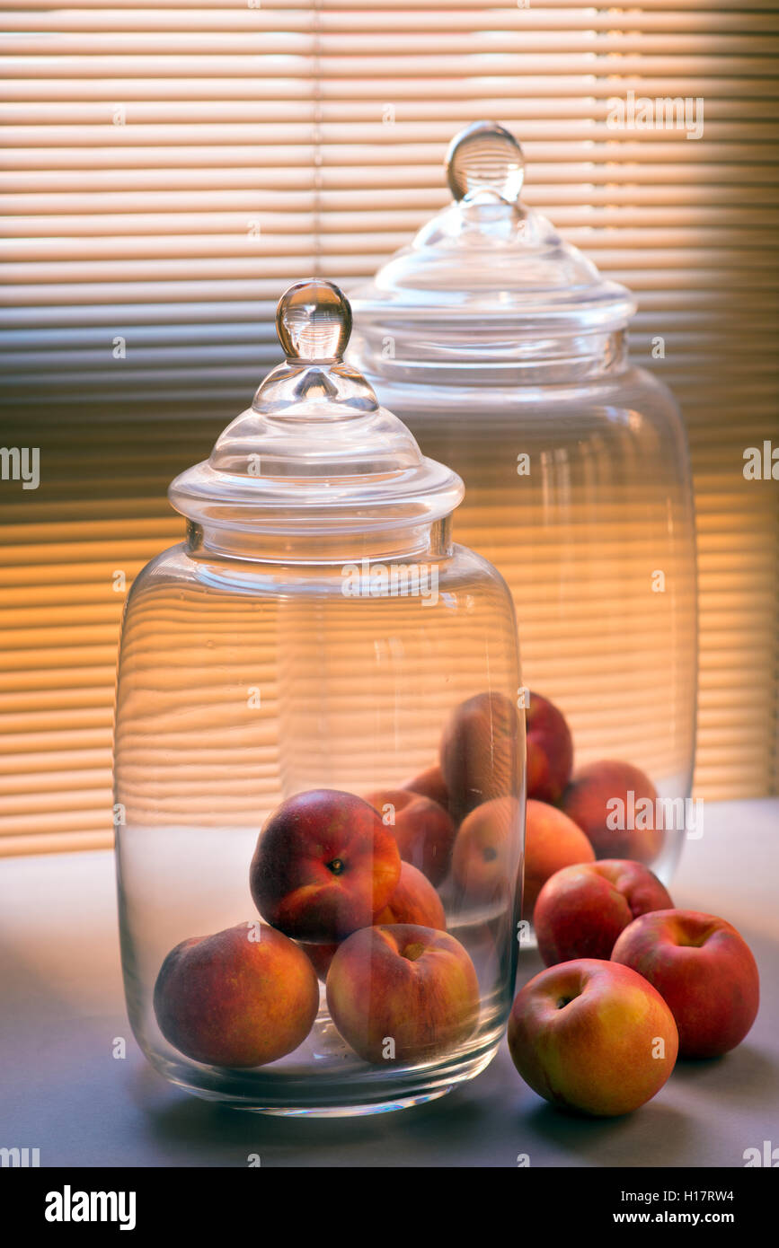 Grandi vasi di vetro con frutta Foto Stock
