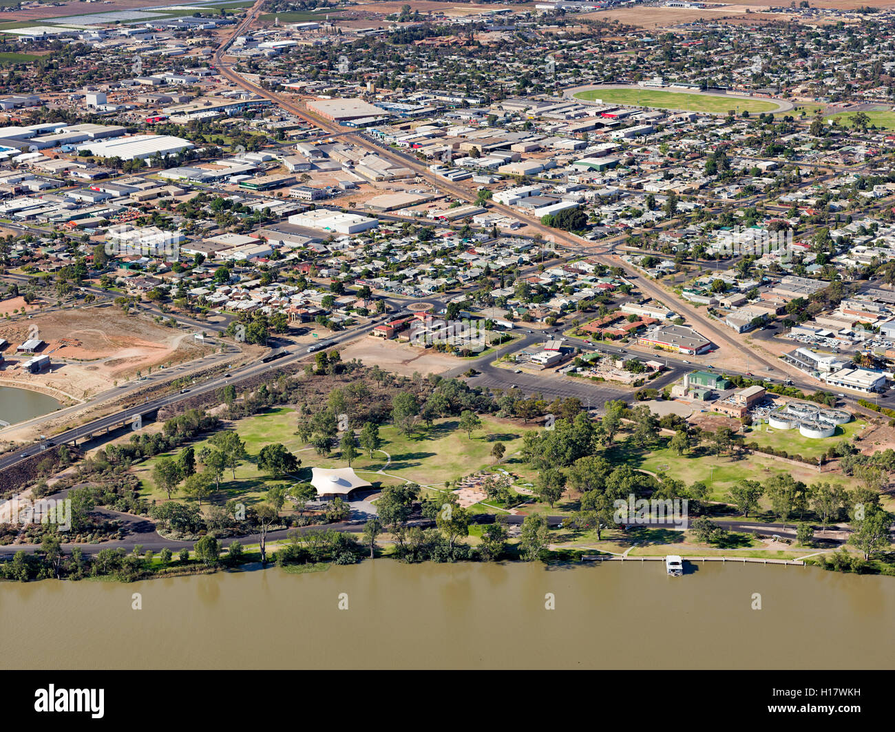 Fotografia aerea della zona lungofiume di MIldura, una piccola città rurale sulle rive del fiume Murray nel sud est dell'Australia. Foto Stock