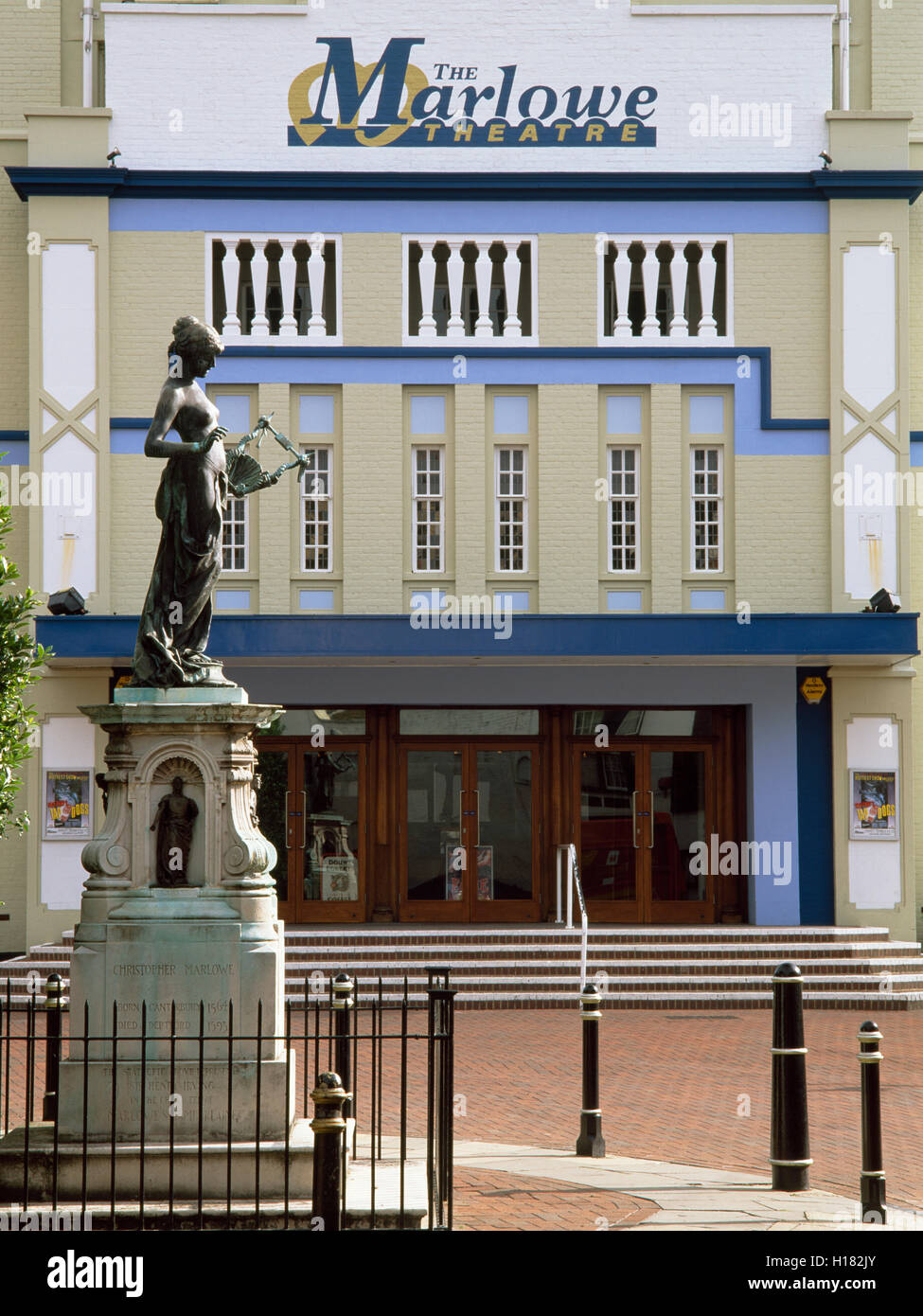 Memoriale al drammaturgo Christopher Marlowe davanti al vecchio Marlowe Theatre che fu demolita nel 2009 e ricostruita. A Canterbury Kent, England, Regno Unito Foto Stock