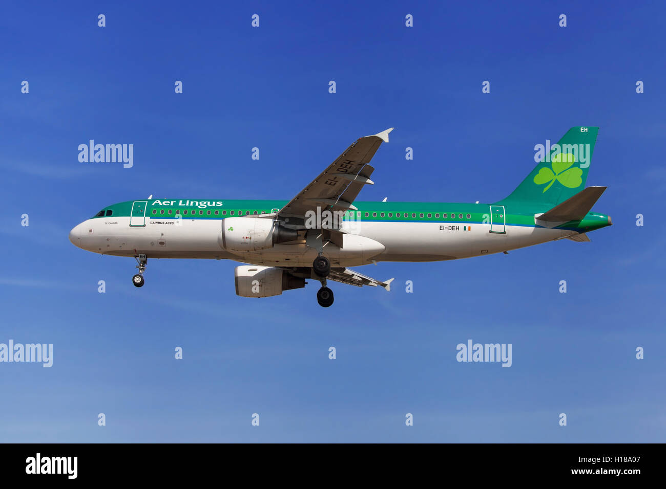 Aer Lingus Airbus A320-200 avvicinamento all Aeroporto El Prat di Barcellona, Spagna. Foto Stock