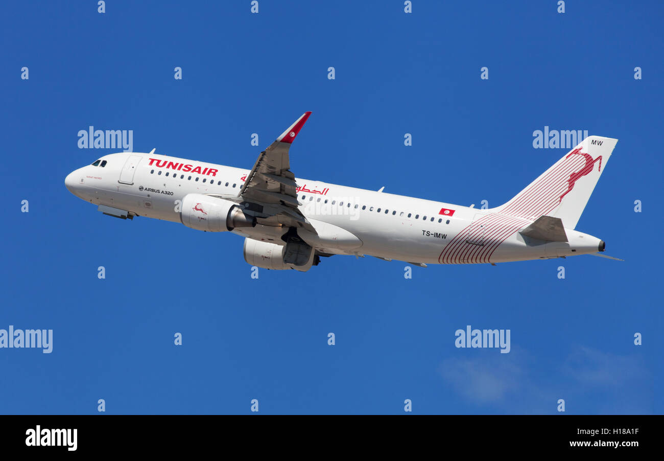 Tunisair Airbus A320-200 decollo dall'Aeroporto El Prat di Barcellona, Spagna. Foto Stock