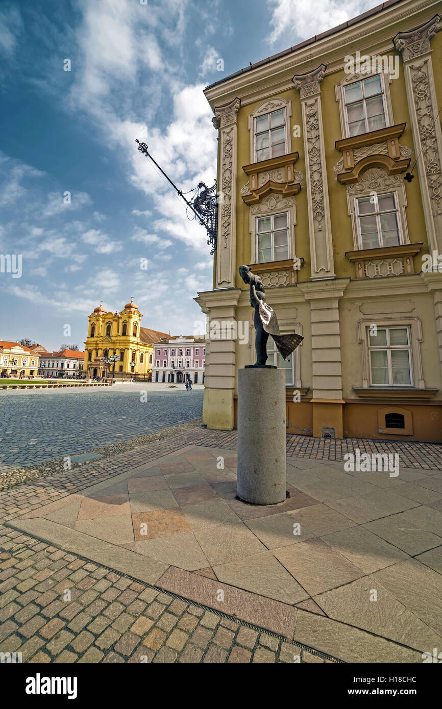 TIMISOARA, Romania - 20 Marzo 2016: incrocio di strade con vecchi edifici, tedesco dome, statua modernista e ciottoli p Foto Stock