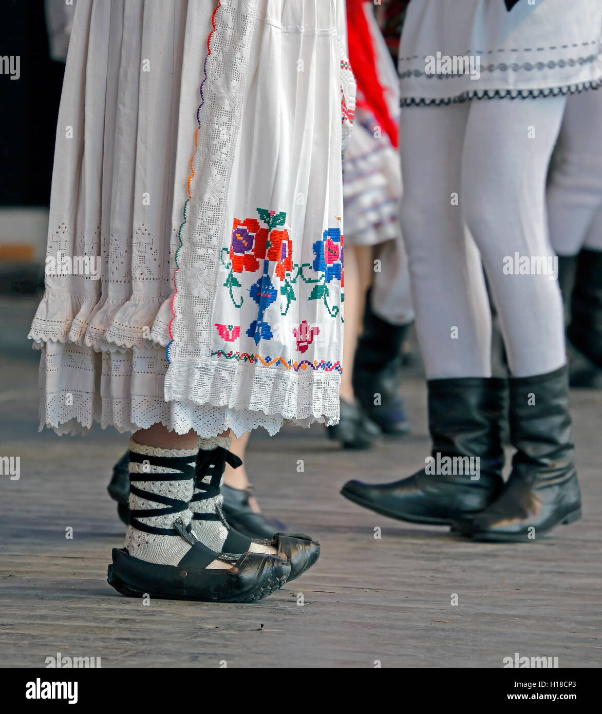 Piedi di ballerini e vestiti in Romania tradizionali danze popolari. Foto Stock
