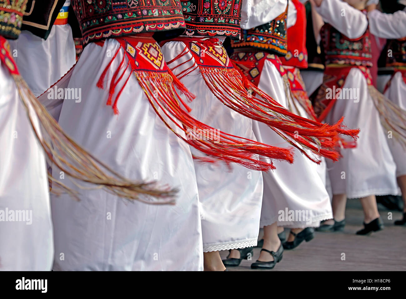 Il rumeno ballerini in costume tradizionale, eseguire un ballo folk. Foto Stock