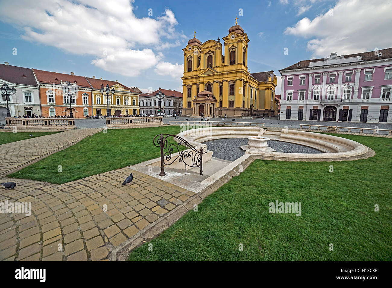 TIMISOARA, Romania - 18 Marzo 2016: vista di una parte di Union Square in Timisoara, Romania, con edifici vecchi Foto Stock