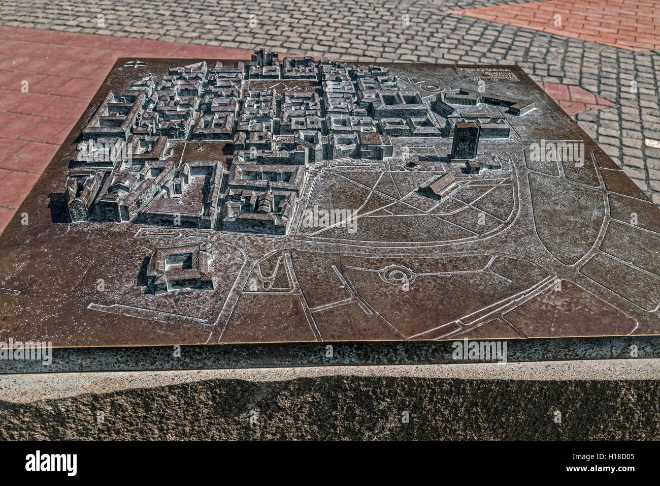 TIMISOARA, Romania - 7 Aprile 2016: vista simbolico bronzo antico mappa posta sul Liberty-Square in Timisoara, Romania, e di rappresentanza ha Foto Stock