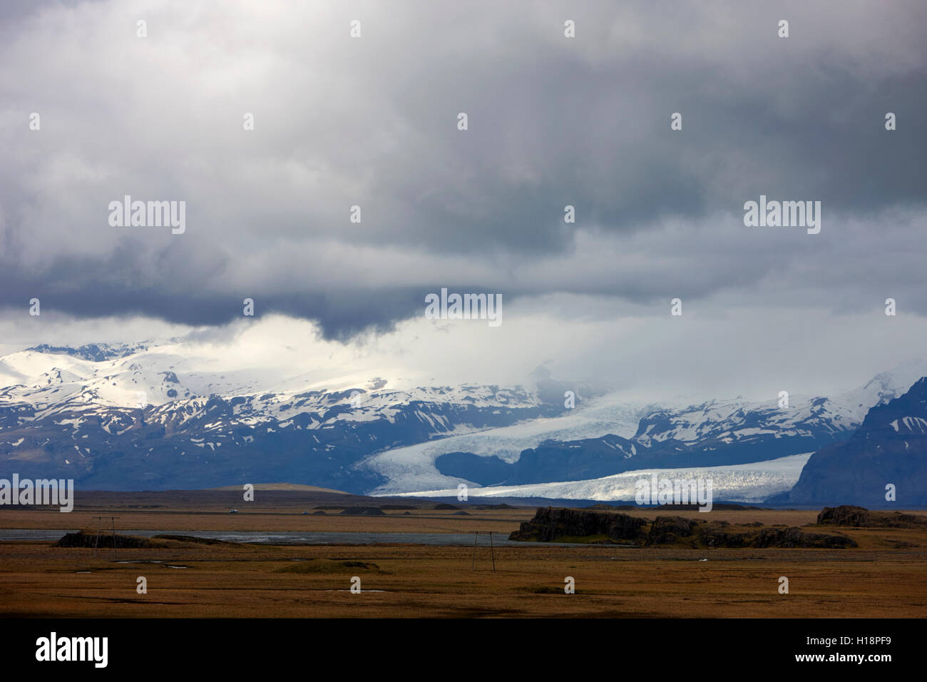 Nuvole roll in su ghiacciaio Vatnajokull sud dell'Islanda Foto Stock