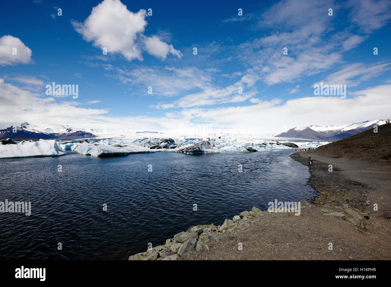 Il Moraine e waters edge a Jokulsarlon laguna glaciale Islanda Foto Stock