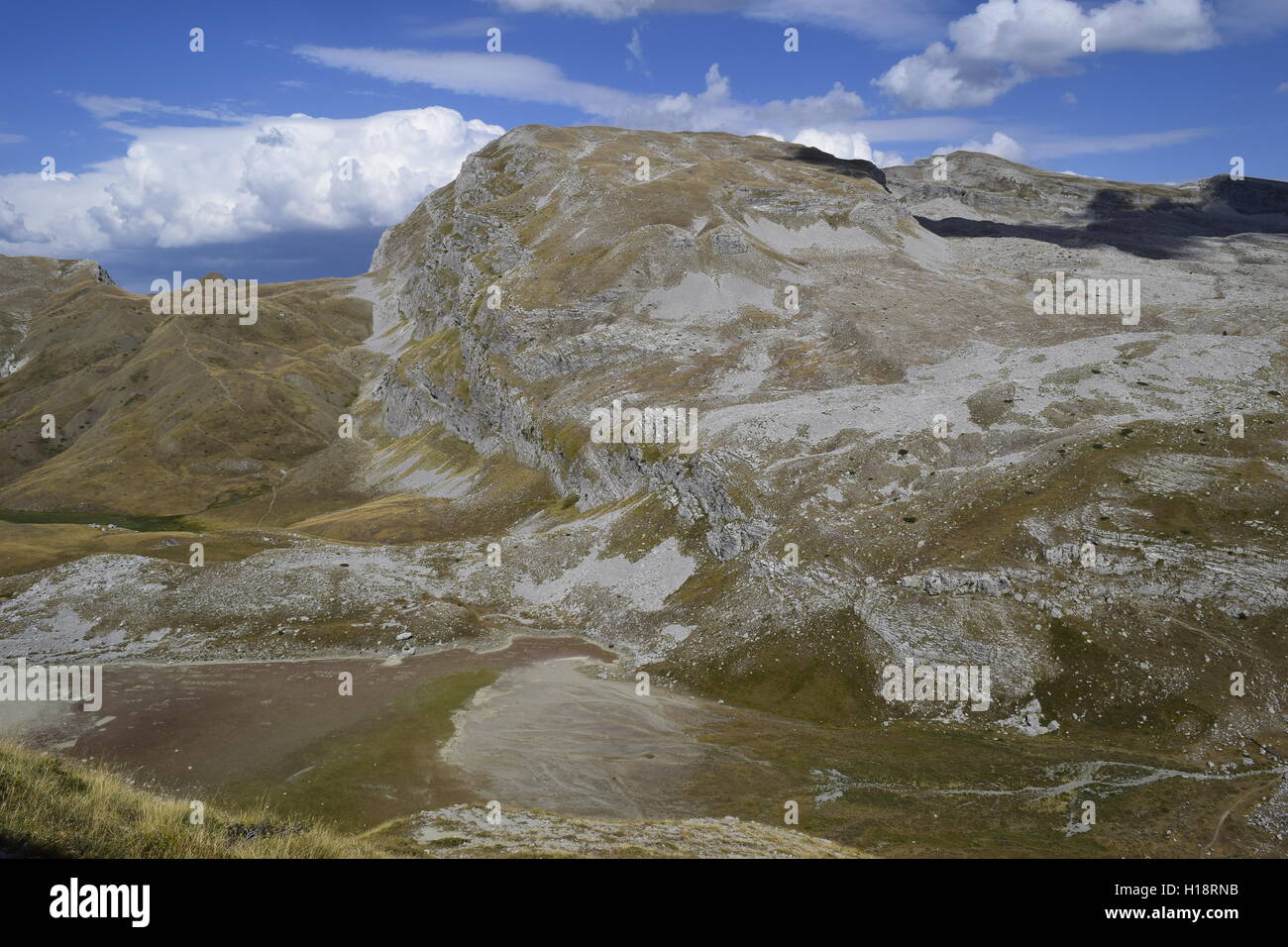 Il paesaggio alpino in corrispondenza del percorso per ''drago'' il lago a un'altitudine di 1950m di tymfi mountain range Foto Stock