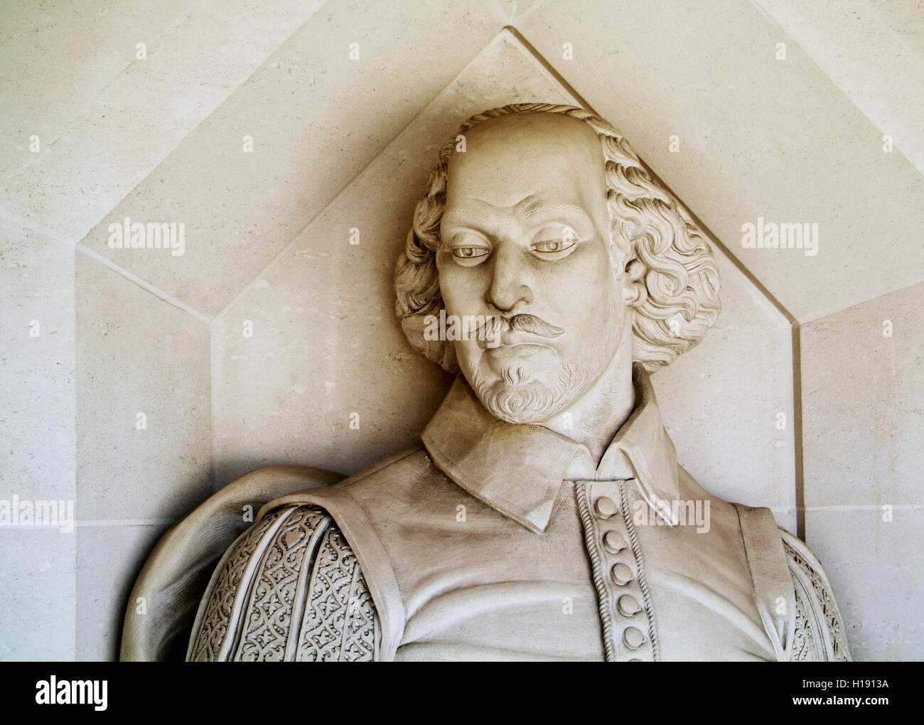 Il Monumento di Shakespeare al di fuori la Guildhall Art Gallery nella città di Londra, Regno Unito Foto Stock