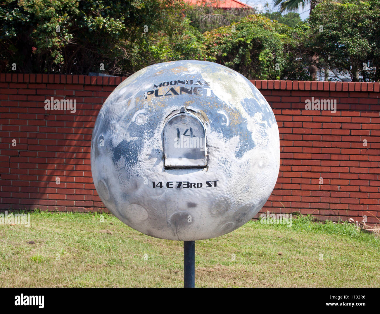 Serbatoio di stoccaggio a forma di globo a Savannah, Georgia, si erge come un punto di riferimento industriale unico che assomiglia a un gigantesco globo mondiale. Foto Stock