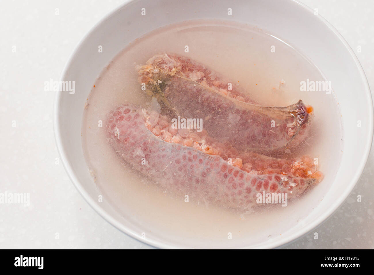 Il caviale di pesce, intrisa di acqua bollente Foto Stock