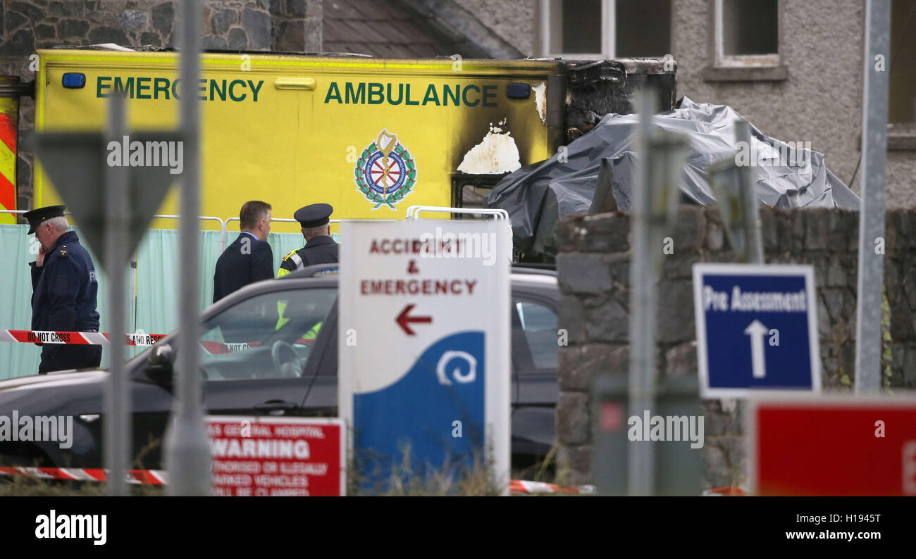 La scena a Naas Ospedale Generale di Co KIldare dopo che un paziente è morto ed un medic è stato ferito dopo un burst di ambulanza in fiamme. Foto Stock