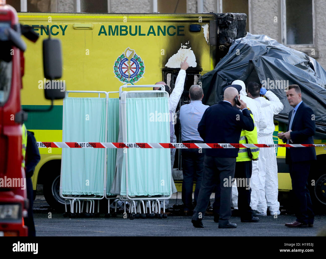 La scena a Naas Ospedale Generale di Co KIldare dopo che un paziente è morto ed un medic è stato ferito dopo un burst di ambulanza in fiamme. Foto Stock
