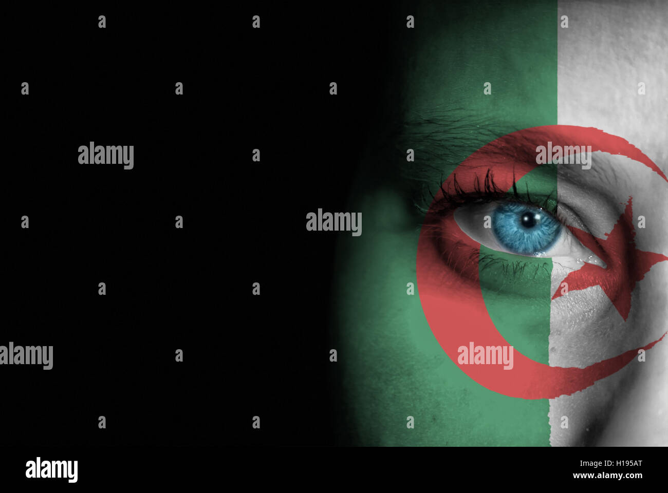 Una giovane donna con la bandiera di Algeria dipinta sulla sua faccia sul suo modo ad un evento sportivo per mostrare il suo supporto. Foto Stock