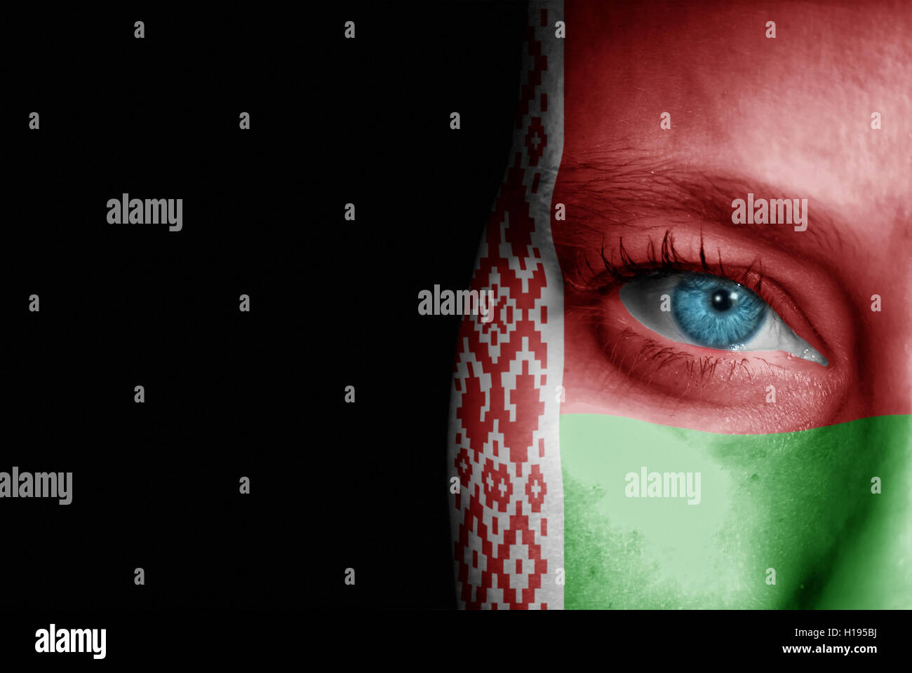 Una giovane donna con la bandiera della Bielorussia dipinta sulla sua faccia sul suo modo ad un evento sportivo per mostrare il suo supporto. Foto Stock