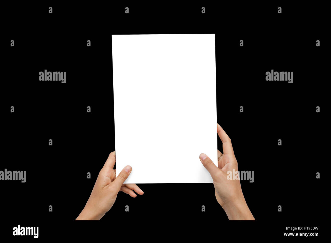 Closeup Blank foglio di carta bianco Mockup Holding mani femminili Abstract Sfondo nero Foto Stock