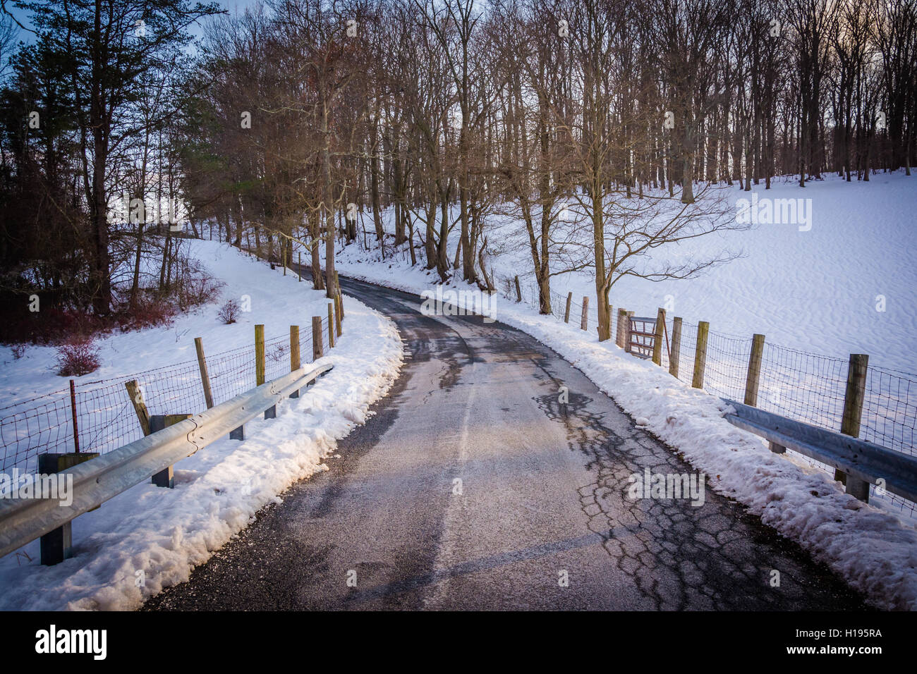 Strada di campagna in inverno, in rurale della contea di Baltimora, Maryland. Foto Stock
