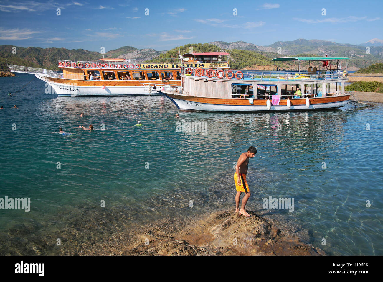 La balneazione in acque aperte durante il mare viaggio yacht. Fethiye, Turchia Foto Stock