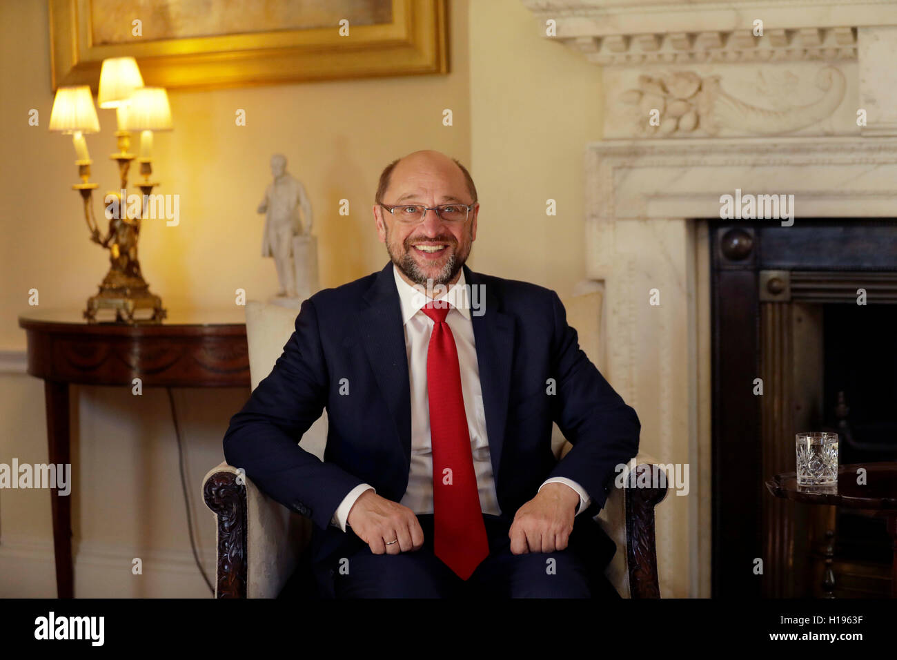 Il primo ministro Theresa Maggio ospita il Presidente del Parlamento europeo Martin Schulz per colloqui a 10 Downing Street, Londra. Foto Stock