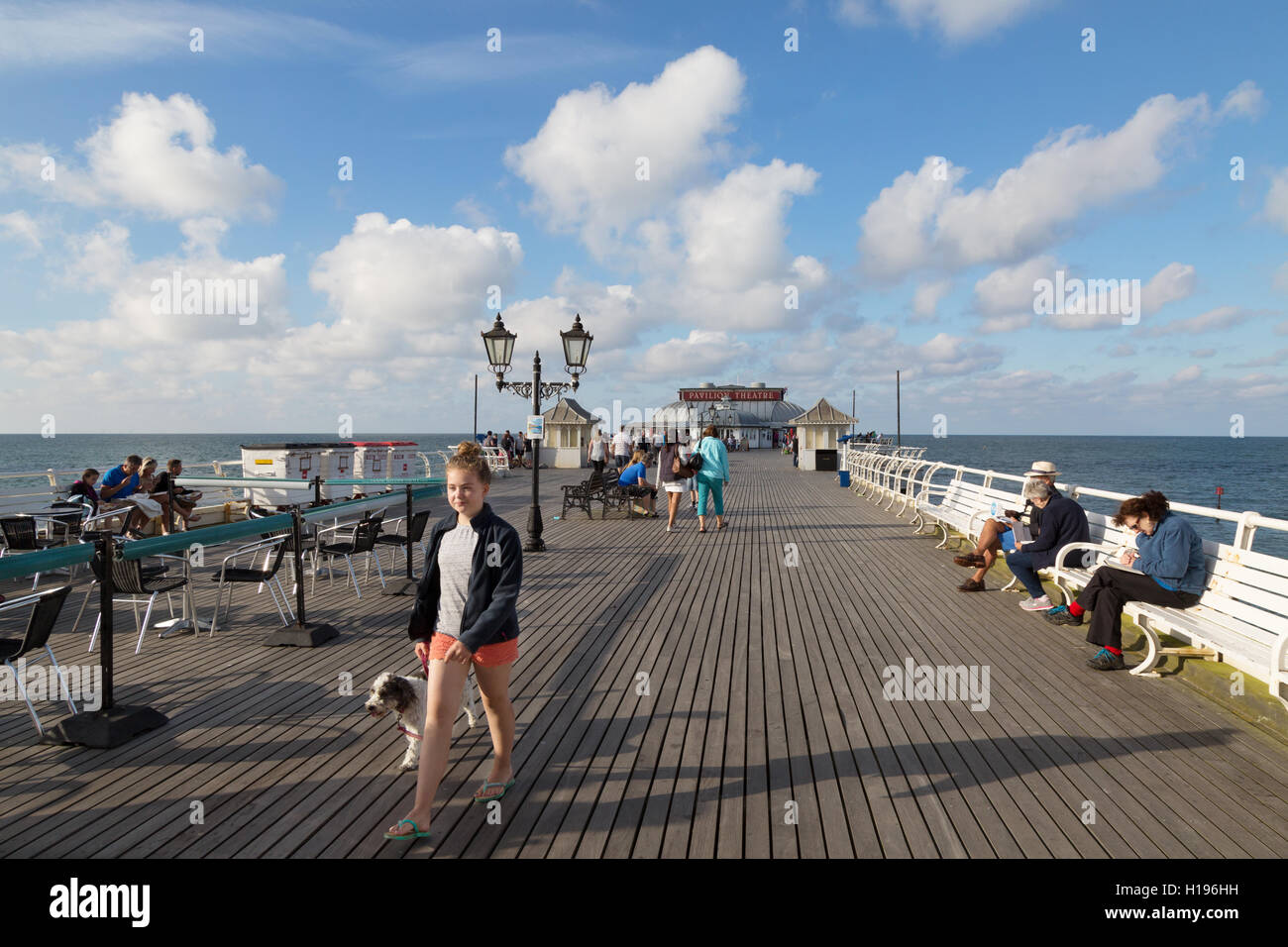 Persone a Cromer Pier su una soleggiata giornata d agosto, Cromer, NORFOLK REGNO UNITO Foto Stock