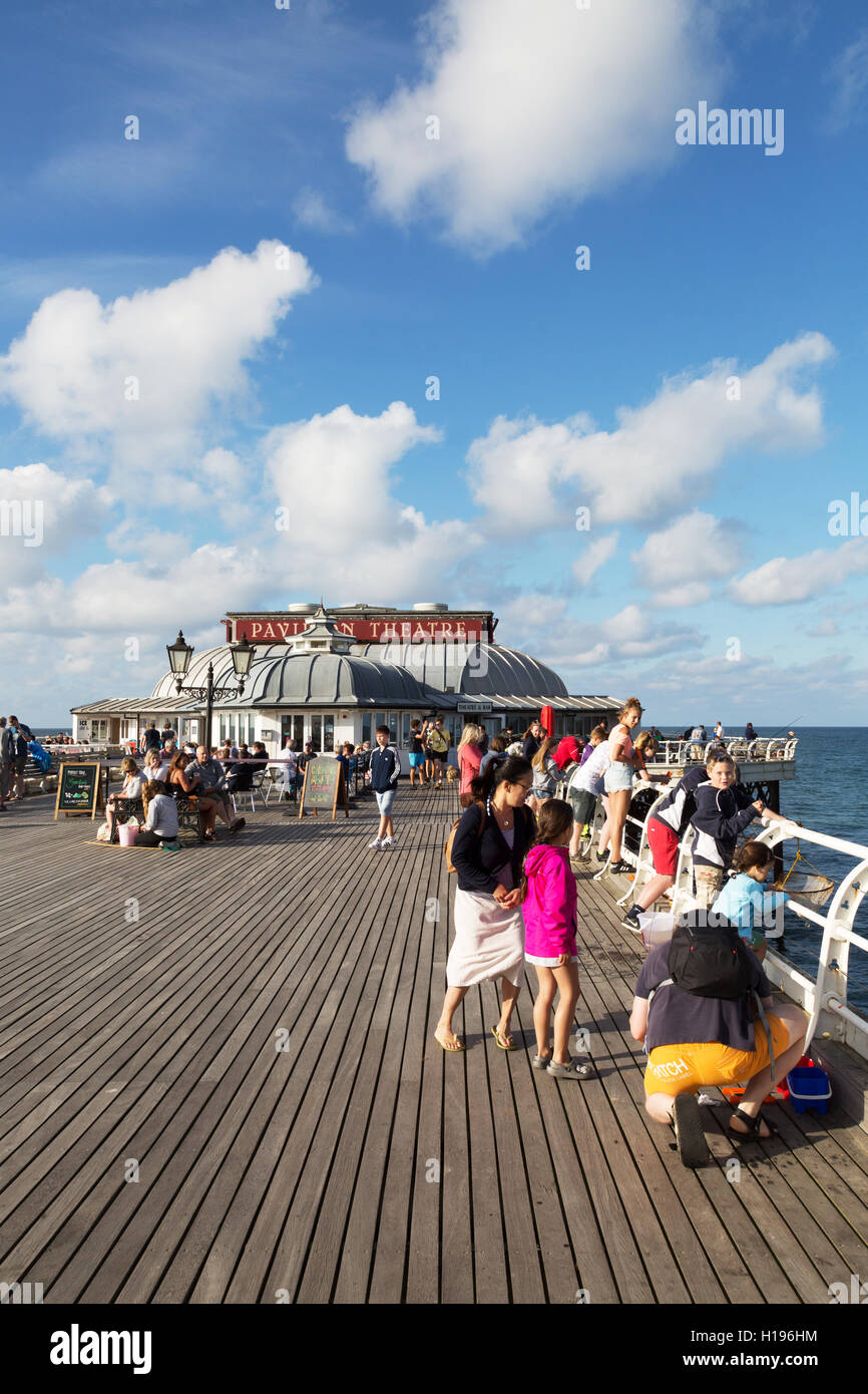Persone a Cromer Pier su una soleggiata giornata d agosto, Cromer, NORFOLK REGNO UNITO Foto Stock