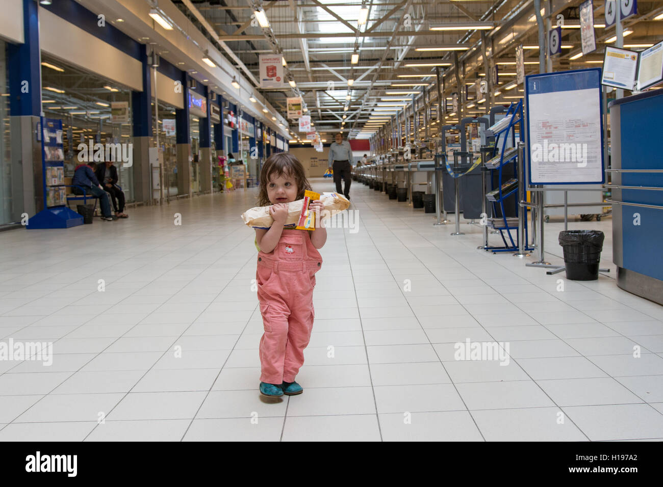 Bambina va al supermercato Foto Stock