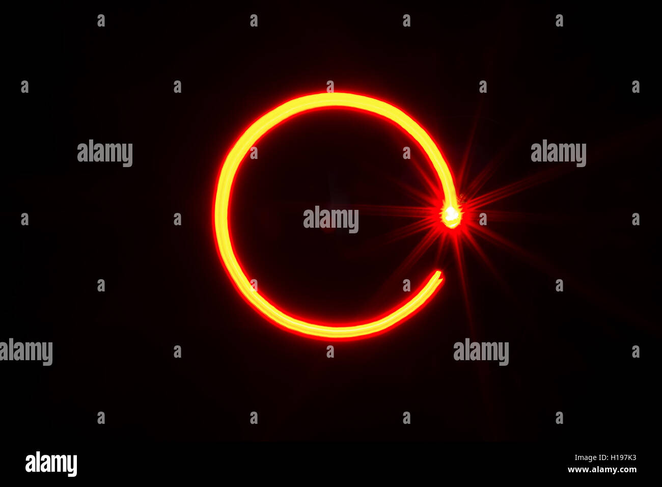 Luce rossa di pittura forma di cerchio su sfondo nero Foto Stock