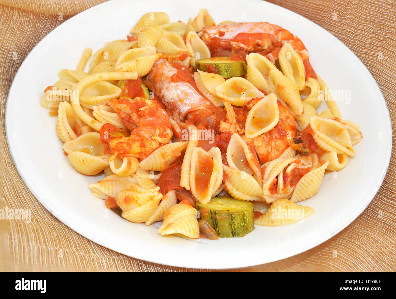 Guscio di pasta con gamberi e salsa di pomodoro Foto Stock