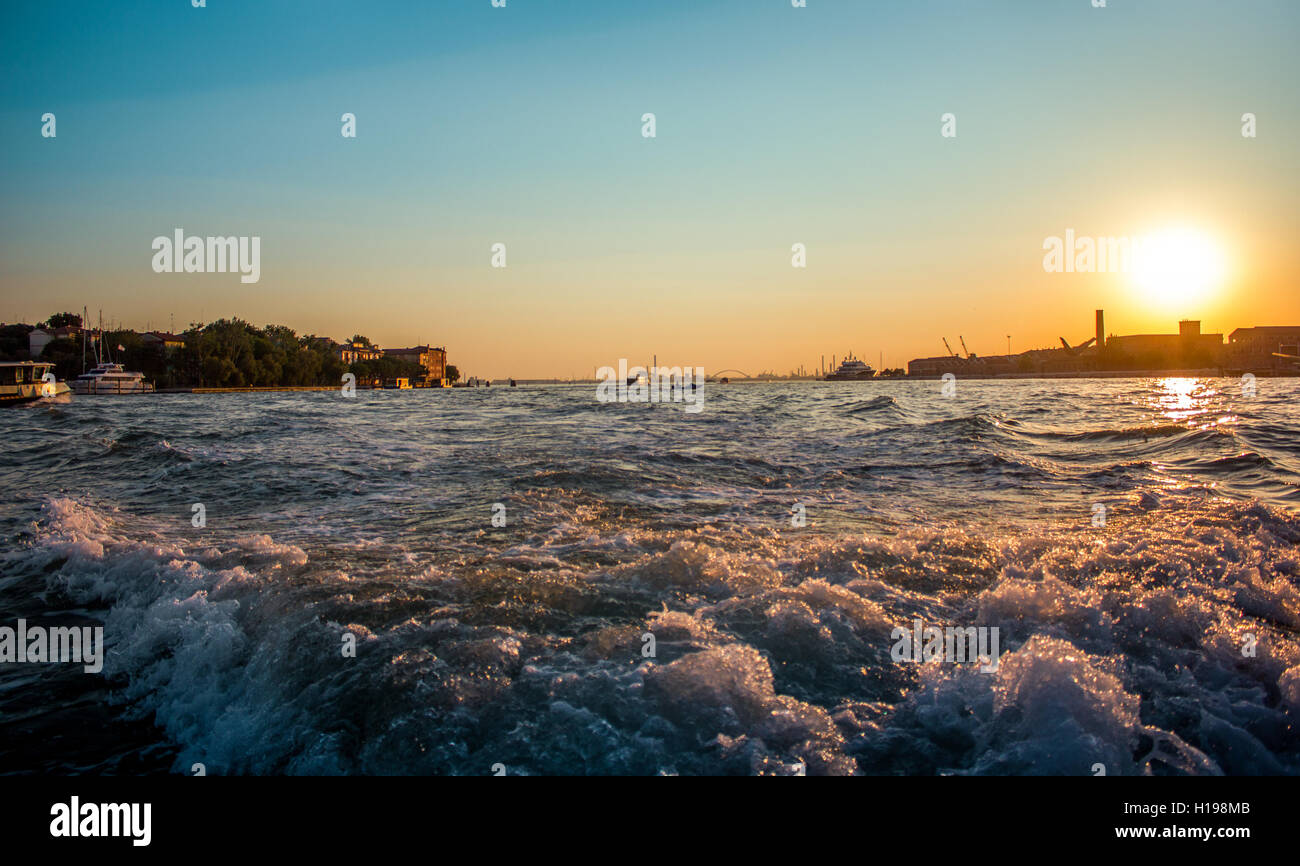 In taxi attraversando a Venezia al tramonto Foto Stock