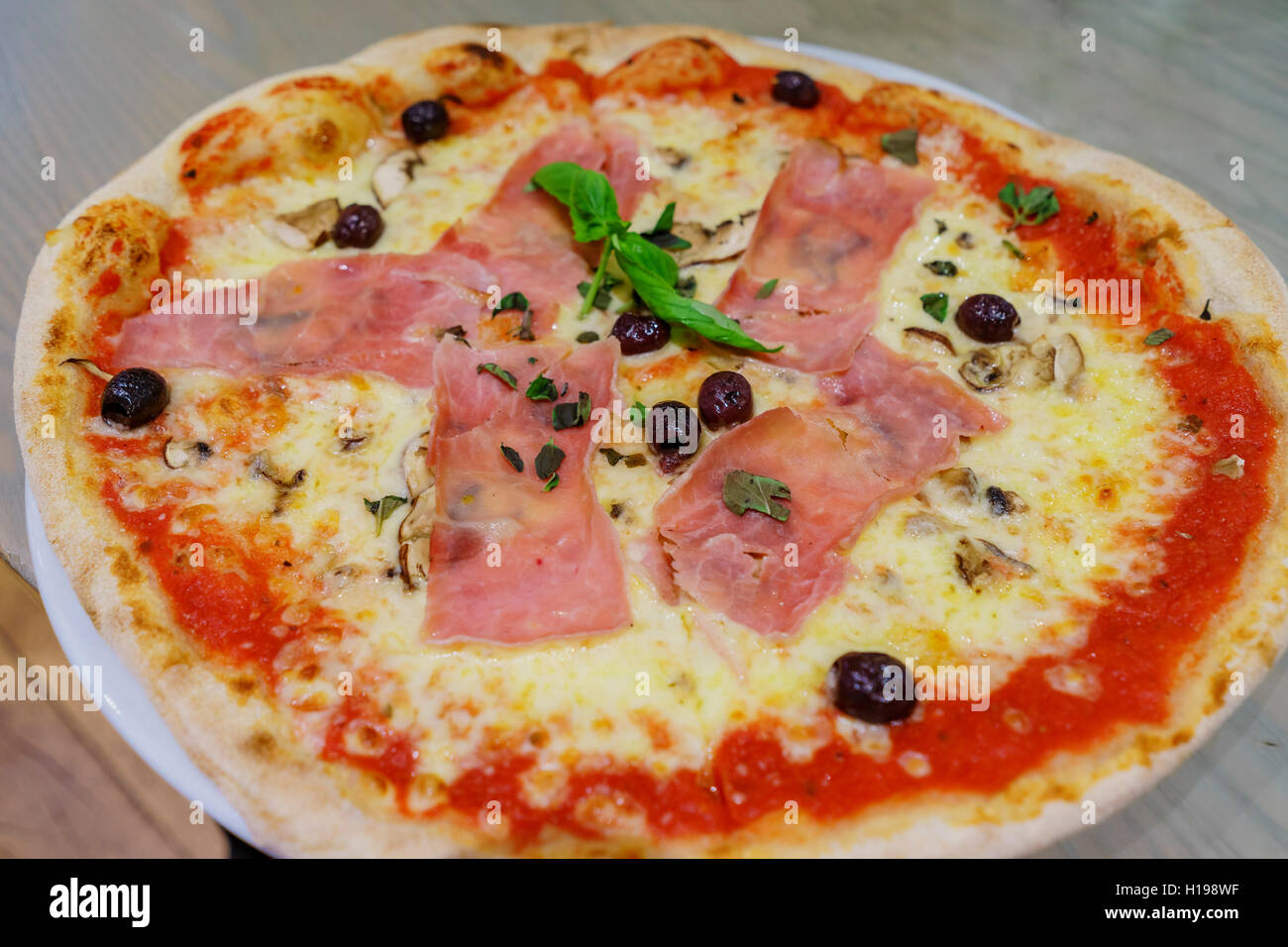 Delizioso stile Italia pizza mangiato in Lussemburgo Foto Stock