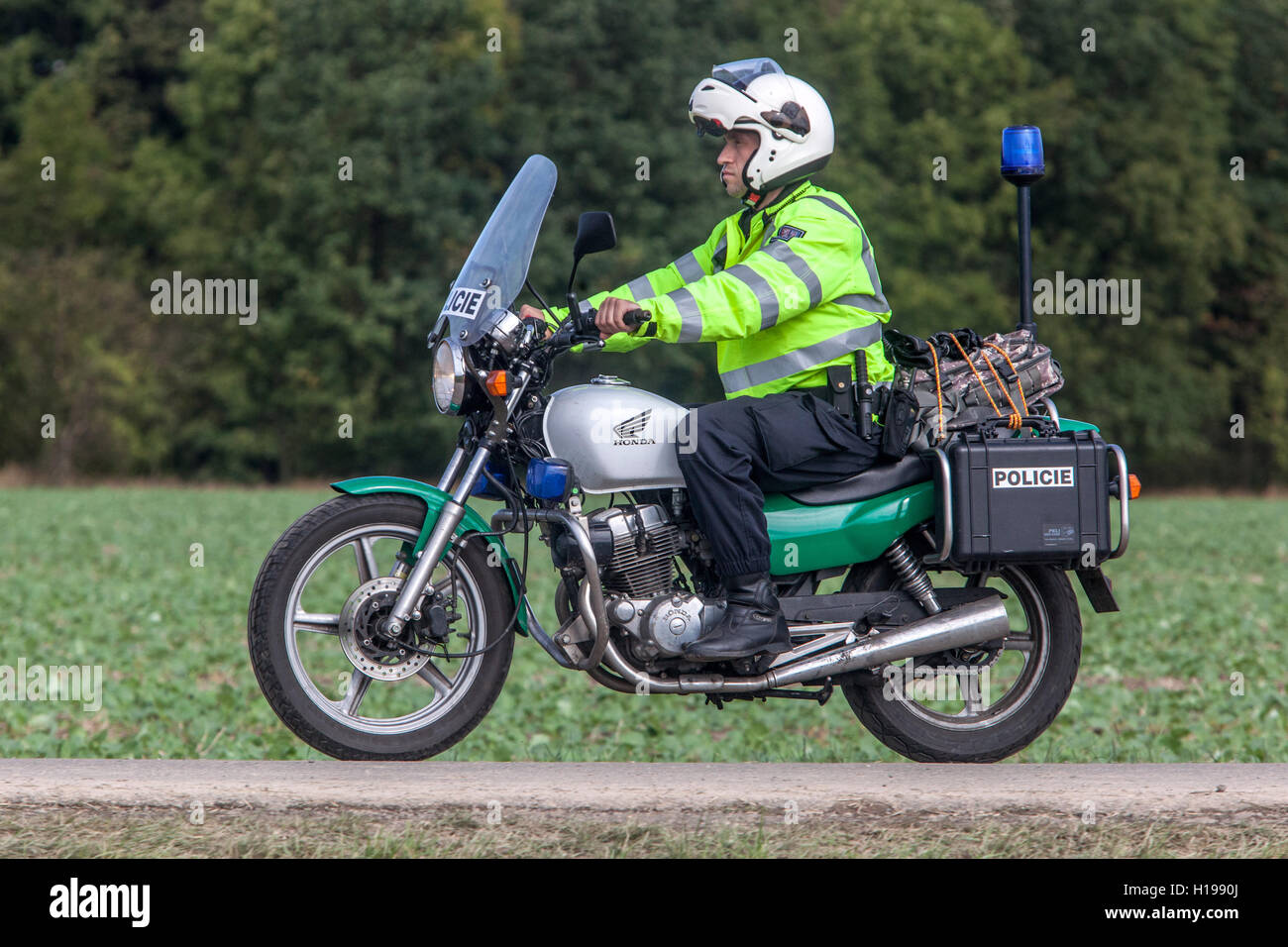 Polizia ceca, un poliziotto su una moto, polizia motociclistica Foto Stock