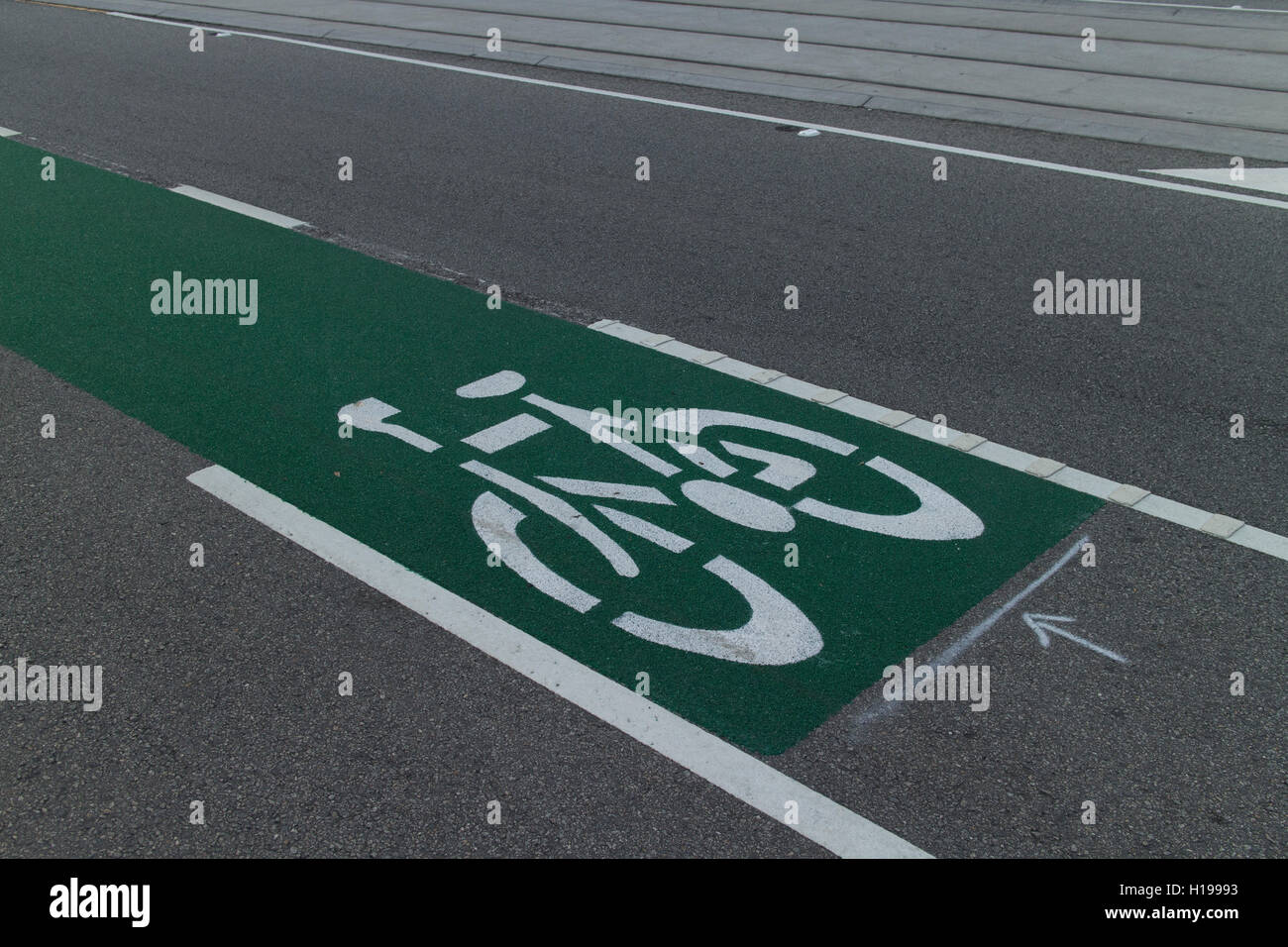 Autorità stradali implementare colorati trattamenti di superficie per evidenziare la presenza di una pista ciclabile Melbourne Victoria Australia Foto Stock
